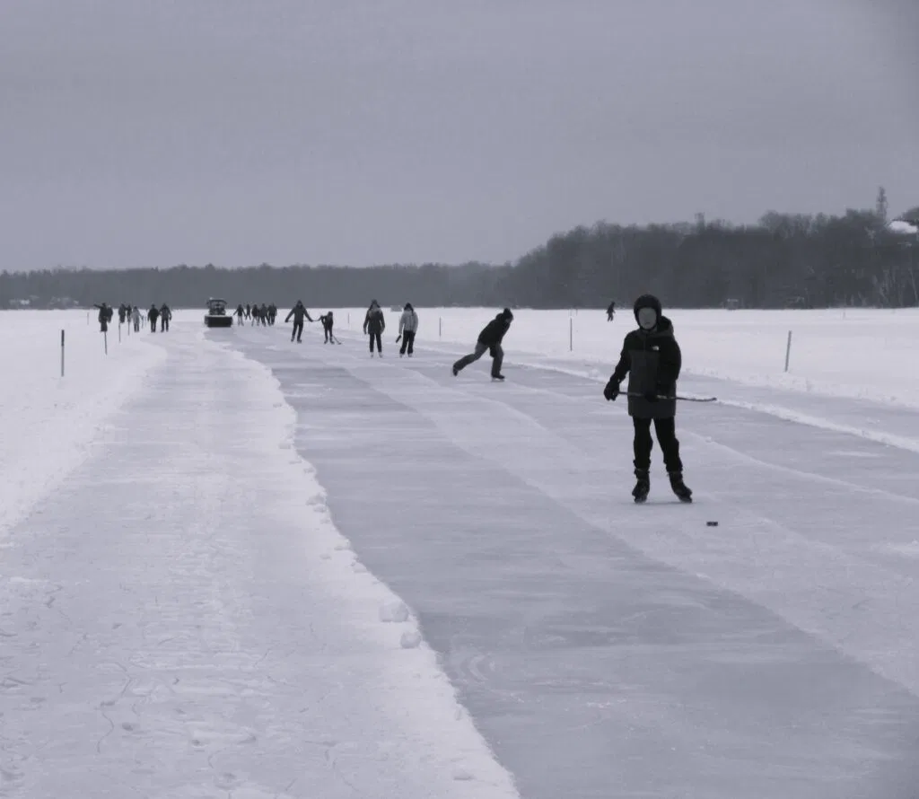 On patine sur le lac Saint-Augustin en 2025