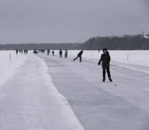 On patine sur le lac Saint-Augustin en 2025